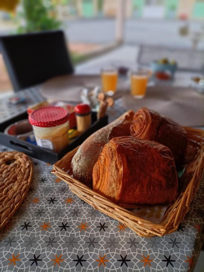 La Grenouille Amoureuse Menat 外观 照片